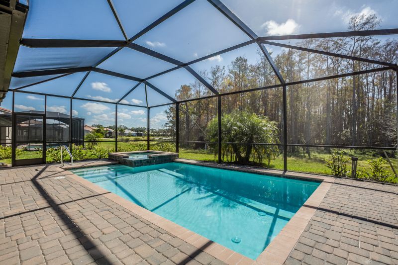 Choosing The Right Pool Screen Enclosure